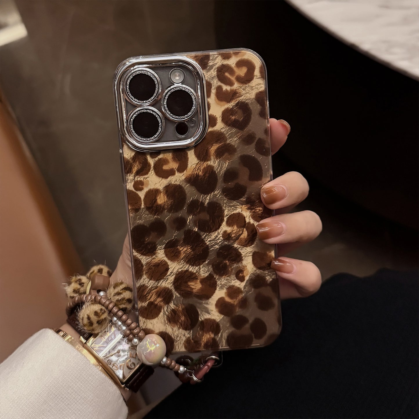 Retro Hot Girl Leopard Bracelet iPhone 16 Phone Case