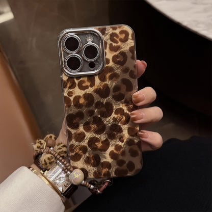 Retro Hot Girl Leopard Bracelet iPhone 16 Phone Case