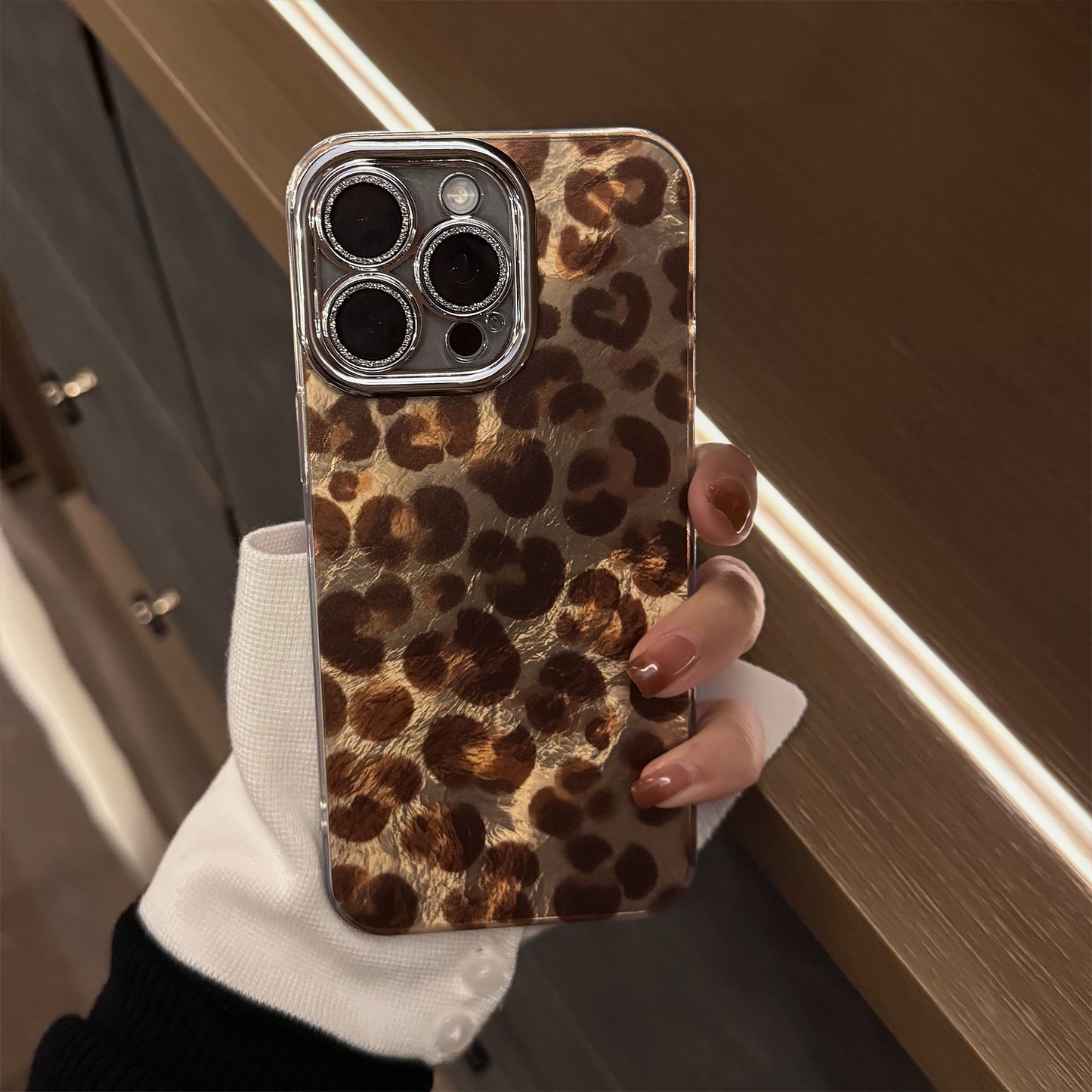 Retro Hot Girl Leopard Bracelet iPhone 16 Phone Case
