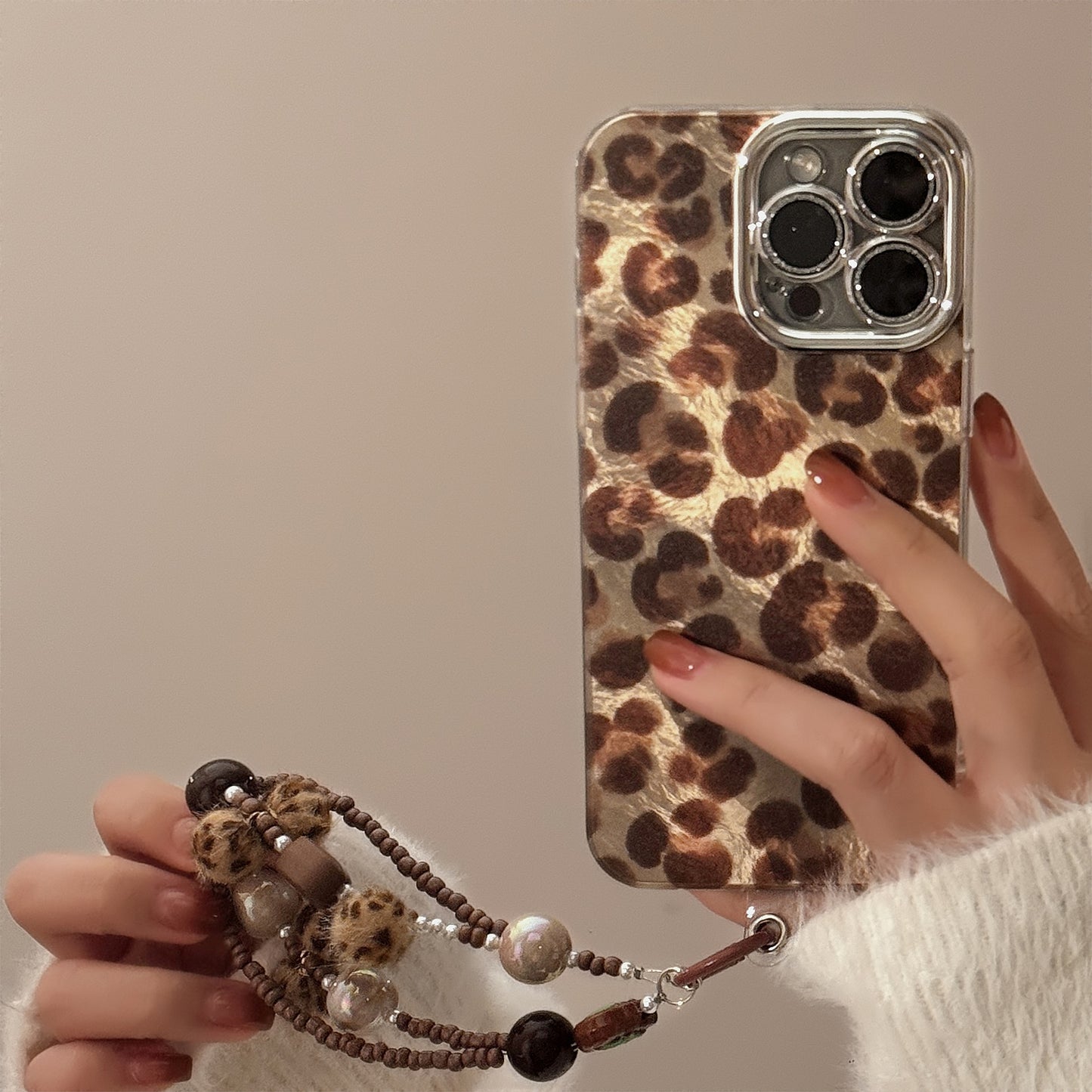 Retro Hot Girl Leopard Bracelet iPhone 16 Phone Case
